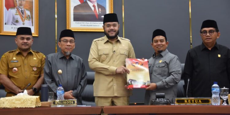 DPRD  Padang Setujui LKPJ Walikota Padang Tahun 2025 Dengan Berbagai Catatan , Untuk Meningkatkan Kinerja Pemko