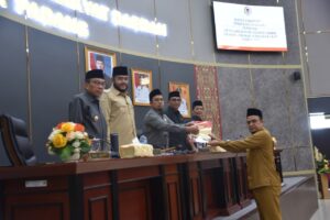 Sekwan DPRD Kota Padang Hendrizal Azhar saat memberikan laporan sidang kepada Ketua DPRD Kota Padang Muharlion 