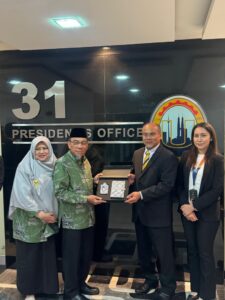 Pemerintah Kota Padang melakukan langkah strategis untuk membawa Program Unggulan (Progul) "Padang Juara" ke kancah internasional. Wakil Wali Kota Padang Maigus Nasir, melakukan kunjungan kerja ke Kuala Lumpur, dan Pulau Pinang Malaysia, Selasa (31/3/2026), guna menjajaki peluang kerja sama pendidikan dan penguatan karakter bagi generasi muda Kota Padang.