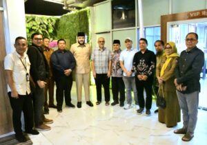 Wali Kota Padang Fadly Amran, menyambut hangat kedatangan filantropis internasional sekaligus pengusaha asal Dubai, Uni Emirat Arab (UEA), Syekh Mohammad MT Al Khoory, dalam jamuan makan malam di Rumah Makan Lamun Ombak, Padang, Senin (6/4/2026).