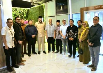 Wali Kota Padang Fadly Amran, menyambut hangat kedatangan filantropis internasional sekaligus pengusaha asal Dubai, Uni Emirat Arab (UEA), Syekh Mohammad MT Al Khoory, dalam jamuan makan malam di Rumah Makan Lamun Ombak, Padang, Senin (6/4/2026).