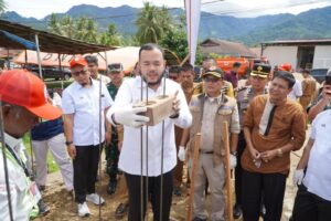 Wali Kota Padang Fadly Amran menghadiri peletakan batu pertama hunian tetap (Huntap) mandiri bersama Sekretaris Utama (Sestama) BNPB Rustian di Kelurahan Kuranji, Kecamatan Kuranji, Selasa (7/4/2026).