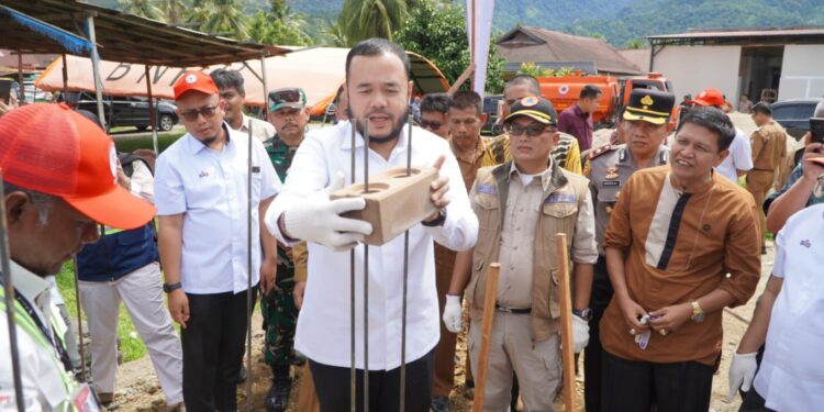 Wali Kota Padang Fadly Amran menghadiri peletakan batu pertama hunian tetap (Huntap) mandiri bersama Sekretaris Utama (Sestama) BNPB Rustian di Kelurahan Kuranji, Kecamatan Kuranji, Selasa (7/4/2026).