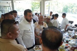 Wali Kota Padang Fadly Amran, bersilaturahmi sekaligus menyerap aspirasi Komunitas Pedagang Pasar (KPP) Kota Padang dalam pertemuan yang berlangsung di Rumah Makan Sederhana, Rabu (8/4/2026).