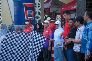 Wakil Wali Kota Padang Maigus Nasir didampingi Ketua GOW Kota Padang Sri Hayati Maigus Nasir secara resmi, melepas peserta Grand Launching Blue Ocean Minang (BOM) Run 2026, di Halaman Gedung Bagindo Aziz Chan Youth Center, Minggu (12/4/2026).