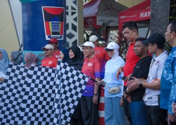 Wakil Wali Kota Padang Maigus Nasir didampingi Ketua GOW Kota Padang Sri Hayati Maigus Nasir secara resmi, melepas peserta Grand Launching Blue Ocean Minang (BOM) Run 2026, di Halaman Gedung Bagindo Aziz Chan Youth Center, Minggu (12/4/2026).