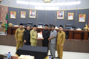Pimpinan DPRD Kota Padang menyerahkan laporan akhir pansus 1 DPRD Kota Padang kepada Wakil Walikota Padang Maigus Nasir 