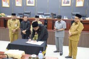 Pimpinan DPRD Kota Padang melakukan penandatanganan Laporan akhir pansus 1 DPRD Kota Padang 