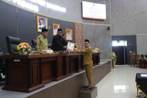 Sekwan DPRD Kota Padang Hendrizal Azhar saat menyerahkan laporan pansus 1 DPRD Kota Padang kepada pimpinan DPRD Kota Padang 