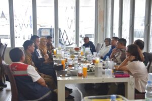 Wali Kota Padang Fadly Amran melakukan pertemuan,  dengan Sekretaris Jenderal Kementerian Luar Negeri Republik Indonesia Denny Abdi, di Rumah Makan Silungkang, Senin siang (13/4/2026).