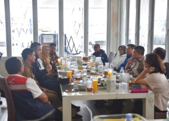 Wali Kota Padang Fadly Amran melakukan pertemuan, dengan Sekretaris Jenderal Kementerian Luar Negeri Republik Indonesia Denny Abdi, di Rumah Makan Silungkang, Senin siang (13/4/2026).