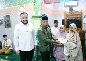 Wali Kota Padang Fadly Amran, melakukan monitoring pelaksanaan program Subuh Mubarakah di Masjid Taufiq Kayu Gadang, Kelurahan Pasar Ambacang, Kecamatan Kuranji, Selasa (14/4/2026).