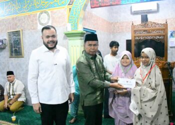 Wali Kota Padang Fadly Amran, melakukan monitoring pelaksanaan program Subuh Mubarakah di Masjid Taufiq Kayu Gadang, Kelurahan Pasar Ambacang, Kecamatan Kuranji, Selasa (14/4/2026).