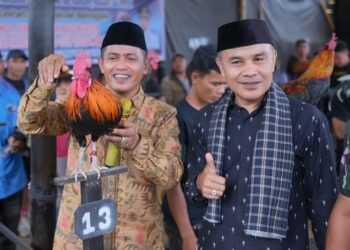Bupati Solok, Jon Firman Pandu saat membuka Lomba Ayam Kukuak Balenggek (Foto: Ist)