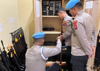 Sidak Disiplin di Polres Dharmasraya, Bid Propam Periksa Senpi hingga Tes Urine