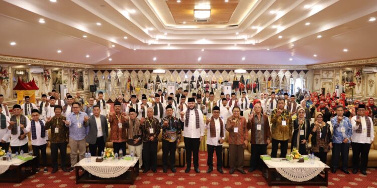 Wali Kota Padang sekaligus Ketua Umum Ikatan Keluarga Tanah Datar (IKTD) Sumatera Barat, Fadly Amran, menghadiri Rapat Kerja IKTD Sumatera Barat yang digelar di Aula Universitas Baiturrahmah, Jumat (1/5/2026).