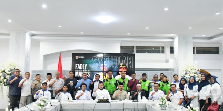 Bertepatan dengan peringatan Hari Buruh Internasional (May Day) 2026, Wali Kota Padang Fadly Amran, menggelar pertemuan bersama sejumlah serikat pekerja yang tergabung dalam Federasi Serikat Pekerja Metal Indonesia (FSPMI) Kota Padang, di Kediaman Resmi Wali Kota, Jumat (1/5/2026).