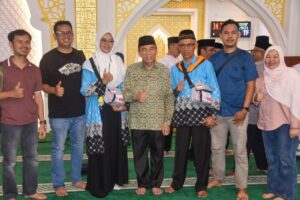Wakil Wali Kota Padang Maigus Nasir secara resmi melepas Calon Jemaah Haji (CJH) Kota Padang Kelompok Terbang (Kloter) 8 yang berjumlah sebanyak 383 orang, di Halaman Masjid Agung Nurul Iman, Jumat (1/5/2026).