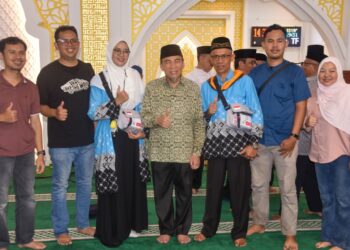 Wakil Wali Kota Padang Maigus Nasir secara resmi melepas Calon Jemaah Haji (CJH) Kota Padang Kelompok Terbang (Kloter) 8 yang berjumlah sebanyak 383 orang, di Halaman Masjid Agung Nurul Iman, Jumat (1/5/2026).