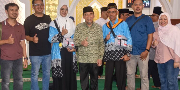 Wakil Wali Kota Padang Maigus Nasir secara resmi melepas Calon Jemaah Haji (CJH) Kota Padang Kelompok Terbang (Kloter) 8 yang berjumlah sebanyak 383 orang, di Halaman Masjid Agung Nurul Iman, Jumat (1/5/2026).