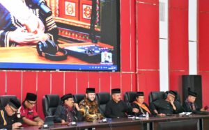 Wali Kota Padang Fadly Amran, menghadiri Sosialisasi dan Harmonisasi Hukum Pidana Adat yang digelar Lembaga Kerapatan Adat Alam Minangkabau (LKAAM) Sumatera Barat (Sumbar), di Aula Bagindo Aziz Chan, Balai Kota Aie Pacah, Sabtu (2/5/2026).