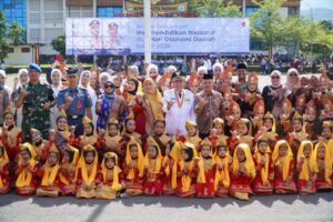 Wakil Wali Kota Padang, Maigus Nasir, bertindak selaku pembina upacara peringatan Hari Pendidikan Nasional (Hardiknas) dan Hari Otonomi Daerah di Lapangan Apeksi Balai Kota Padang, Aia Pacah, Sabtu (2/5/2026). 