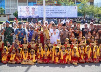 Wakil Wali Kota Padang, Maigus Nasir, bertindak selaku pembina upacara peringatan Hari Pendidikan Nasional (Hardiknas) dan Hari Otonomi Daerah di Lapangan Apeksi Balai Kota Padang, Aia Pacah, Sabtu (2/5/2026).