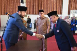 Wali Kota Padang Fadly Amran, melantik Raju Minropa sebagai Sekretaris Daerah (Sekda) Kota Padang. Pelantikan dan pengambilan sumpah jabatan berlangsung di Aula Bagindo Aziz Chan, Balai Kota Padang Aie Pacah, Senin (4/5/2026).