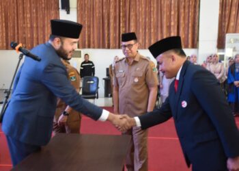 Wali Kota Padang Fadly Amran, melantik Raju Minropa sebagai Sekretaris Daerah (Sekda) Kota Padang. Pelantikan dan pengambilan sumpah jabatan berlangsung di Aula Bagindo Aziz Chan, Balai Kota Padang Aie Pacah, Senin (4/5/2026).