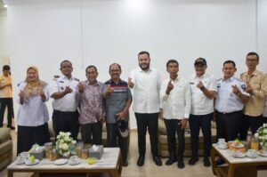 Wali Kota Padang Fadly Amran menerima kunjungan Pengurus Kampung Keluarga Berkualitas (KB) Baringin Sakti, Kelurahan Koto Baru Nan XX, Kecamatan Lubuk Begalung, di Rumah Dinas Wali Kota Padang, Rabu (6/5/2026).