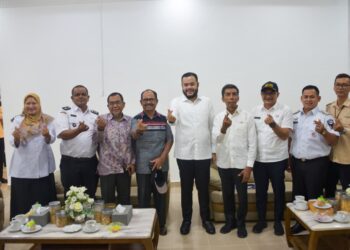 Wali Kota Padang Fadly Amran menerima kunjungan Pengurus Kampung Keluarga Berkualitas (KB) Baringin Sakti, Kelurahan Koto Baru Nan XX, Kecamatan Lubuk Begalung, di Rumah Dinas Wali Kota Padang, Rabu (6/5/2026).