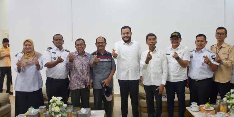 Wali Kota Padang Fadly Amran menerima kunjungan Pengurus Kampung Keluarga Berkualitas (KB) Baringin Sakti, Kelurahan Koto Baru Nan XX, Kecamatan Lubuk Begalung, di Rumah Dinas Wali Kota Padang, Rabu (6/5/2026).