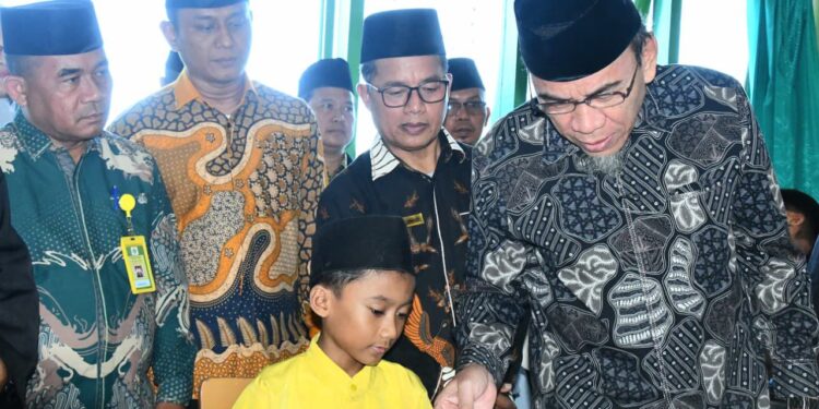 Wakil Wali Kota Padang Maigus Nasir, memonitoring pelaksanaan Ujian Akhir Madrasah (UAM) Tahun Ajaran 2025/2026 bagi murid Madrasah Diniyah Takmiliyah (MDT) dan Taman Pendidikan Al-Qur’an (TPQ) di Kota Padang, Minggu (10/5/2026).