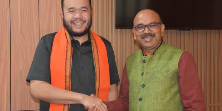 Wali Kota Padang Fadly Amran menerima kunjungan Konsul Jenderal (Konjen) India di Medan Ravi Shanker Goel, di Takana Nasi Padang Resto, Senin malam (11/5/2026).