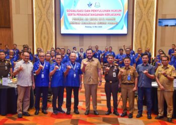 Penandatanganan kerja sama dilakukan langsung oleh Direktur Utama Perumda AM Hendra Pebrizal bersama Kajari Padang Koswara, dan disaksikan Wali Kota Padang Fadly Amran, di ZHM Premiere Hotel, Selasa (12/5/2026).