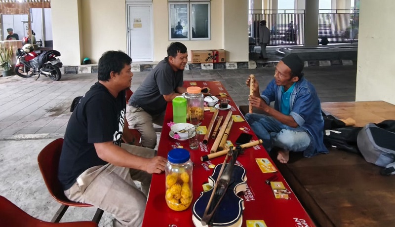 Peneliti sedang mewawancarai Hasanawi salah seorang maestro saluang Sumatera Barat beberapa waktu lalu di Taman Budaya Sumbar (Foto: Ist)