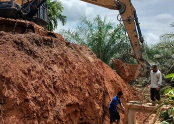 PUPR Dharmasraya Pasang Box Culvert Tangani Jalan Amblas