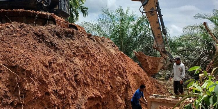 PUPR Dharmasraya Pasang Box Culvert Tangani Jalan Amblas