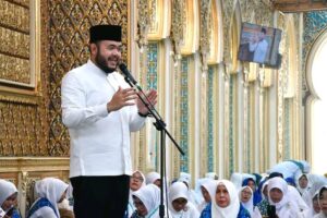 Wali Kota Padang Fadly Amran menyampaikan Program Unggulan (Progul) Smart Surau di depan seluruh jemaah Badan Kontak Majelis Taklim (BKMT) se-Sumatera Barat, di Masjid Baiturrahmah, Air Pacah, Kota Padang, Minggu (7/6/2026).