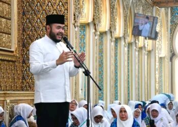Wali Kota Padang Fadly Amran menyampaikan Program Unggulan (Progul) Smart Surau di depan seluruh jemaah Badan Kontak Majelis Taklim (BKMT) se-Sumatera Barat, di Masjid Baiturrahmah, Air Pacah, Kota Padang, Minggu (7/6/2026).