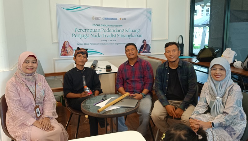 Foto bersama ketua tim peneliti Ramono Aryo dan narasumber FGD, Dr. Ria Febrina, Yose Hendra, S.S., M.Hum., dan Hasanawi (Mak Hasan) (Foto: Ist)