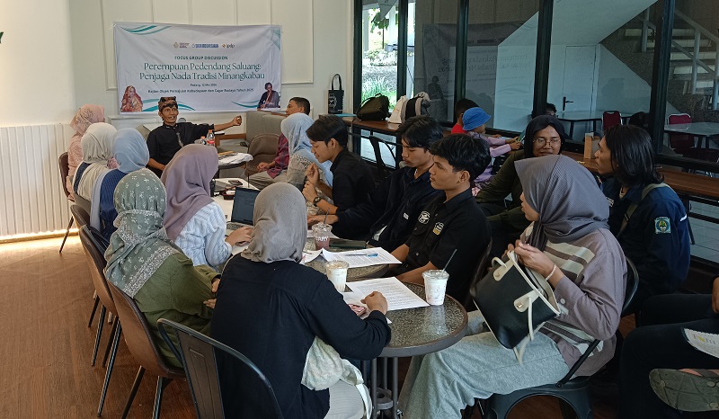 Tim peneliti Perempuan Pendendang Saluang: Penjaga Nada Tradisi Minangkabau yang diketuai oleh Ramono Aryo saat menggelar Focus Group Discussion (FGD)di Padang, 12/5/2026 (Foto: Ist)