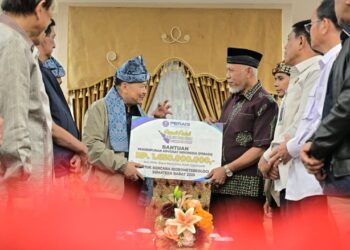 Mahyeldi Terima Bantuan PERADI Sebanyak Rp1,6 Miliar