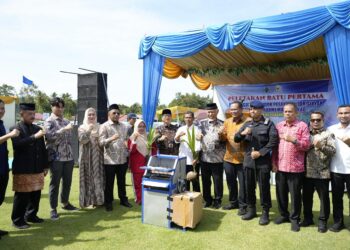 Mahyeldi dan Mendes PDT Letakkan Batu Pertama Pesantren Sepak Bola di Pariaman