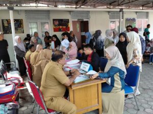 Para orang tua sedang mendaftarkan anaknya masuk sekolah jalur prestasi ke Dinas pendidikan Kota Padang.