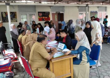 Para orang tua sedang mendaftarkan anaknya masuk sekolah jalur prestasi ke Dinas pendidikan Kota Padang.
