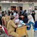 Para orang tua sedang mendaftarkan anaknya masuk sekolah jalur prestasi ke Dinas pendidikan Kota Padang.