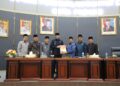 Pimpinan DPRD Kota Padang saat menetapkan Perda Penguatan Lembaga Adat