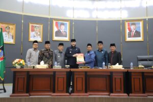 Pimpinan DPRD Kota Padang saat menetapkan Perda Penguatan Lembaga Adat