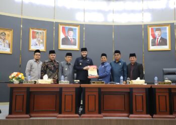 Pimpinan DPRD Kota Padang saat menetapkan Perda Penguatan Lembaga Adat